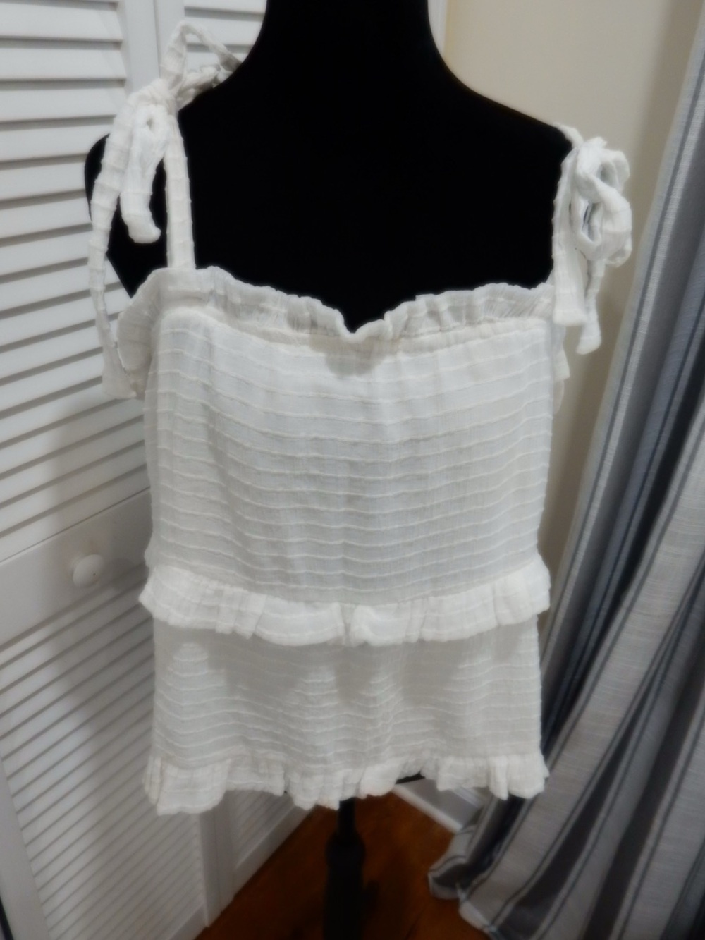 Gilli White Tiered Ruffle Cami Top Tie Shoulder Adjustable Straps Size Large⁠